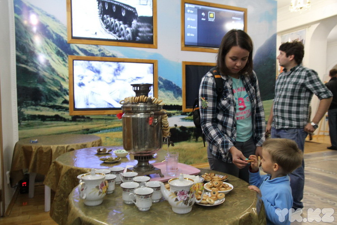 Пряли поздно вечерком