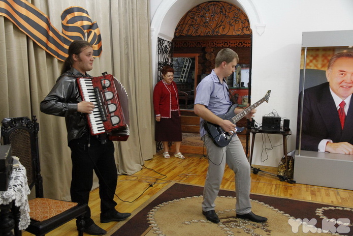 Пряли поздно вечерком