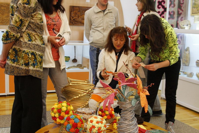 Пряли поздно вечерком