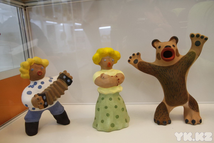 Пряли поздно вечерком