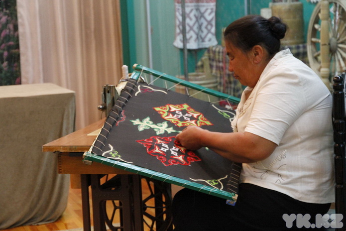 Пряли поздно вечерком