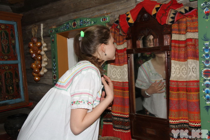 Пряли поздно вечерком