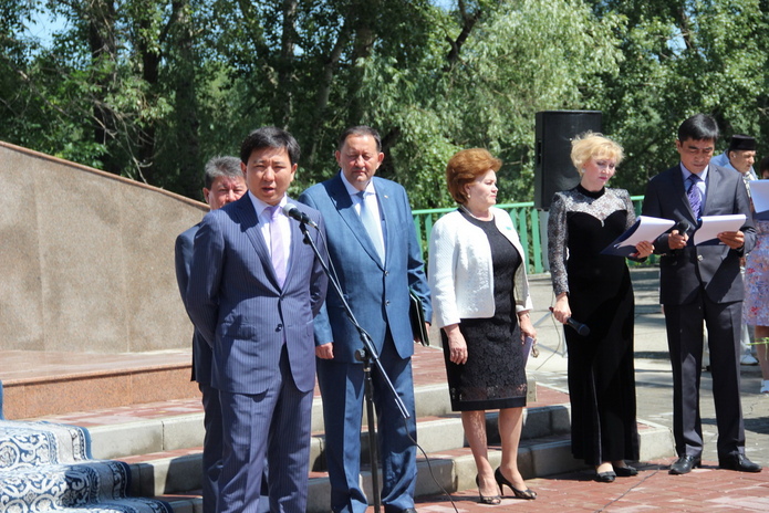 Герой – народу, народ – герою