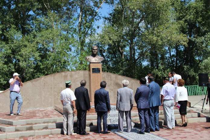 Герой – народу, народ – герою