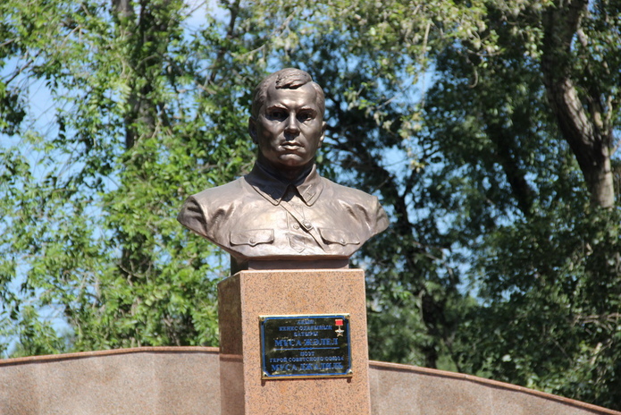 Герой – народу, народ – герою