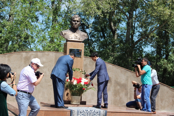 Герой – народу, народ – герою