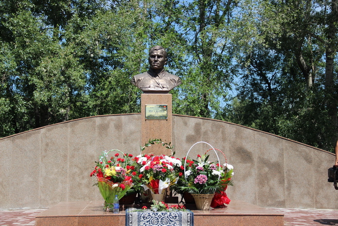 Герой – народу, народ – герою