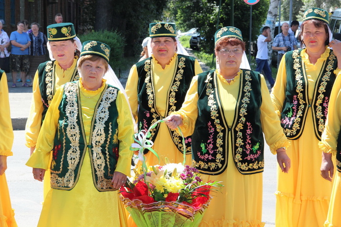Герой – народу, народ – герою