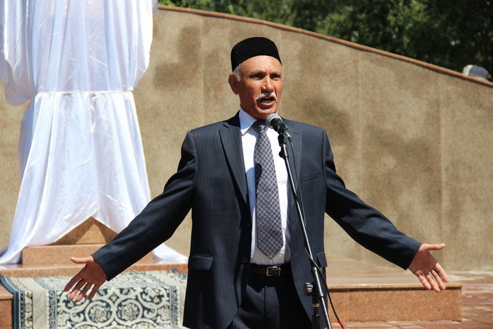 Герой – народу, народ – герою