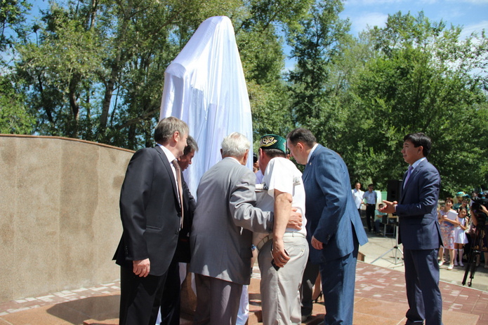 Герой – народу, народ – герою