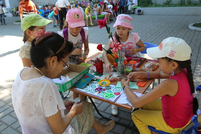 Начали праздновать