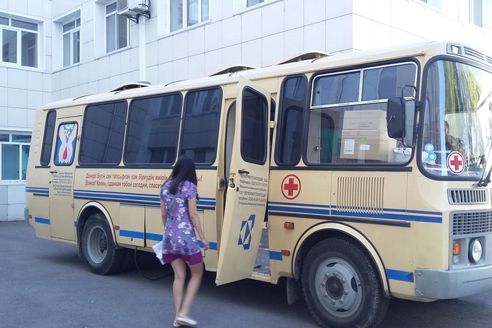 Госслужащие ВКО сдают кровь