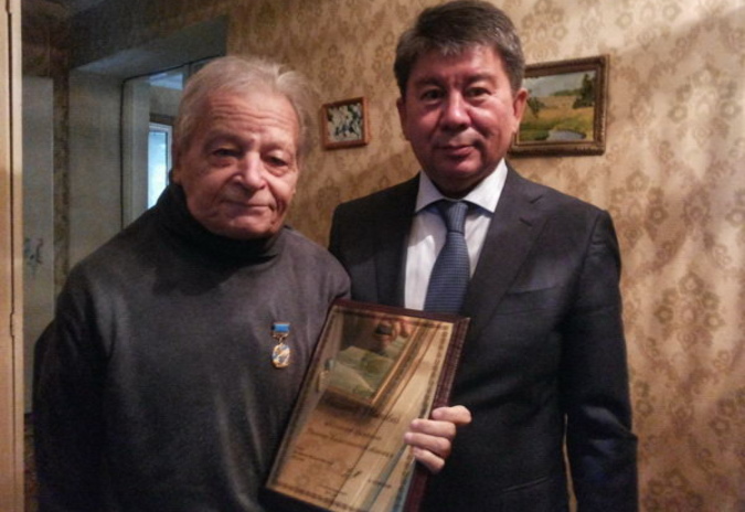 Поздравил ветеранов