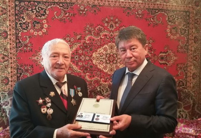 Поздравил ветеранов
