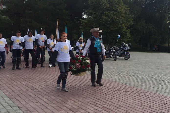 Город встретил знамя