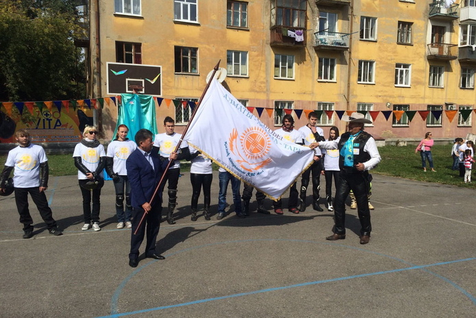 Город встретил знамя