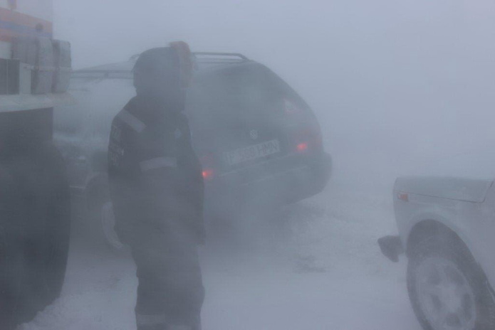 За городом - метель