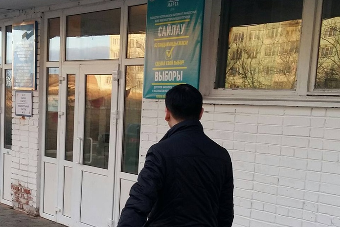 Ходят за руки