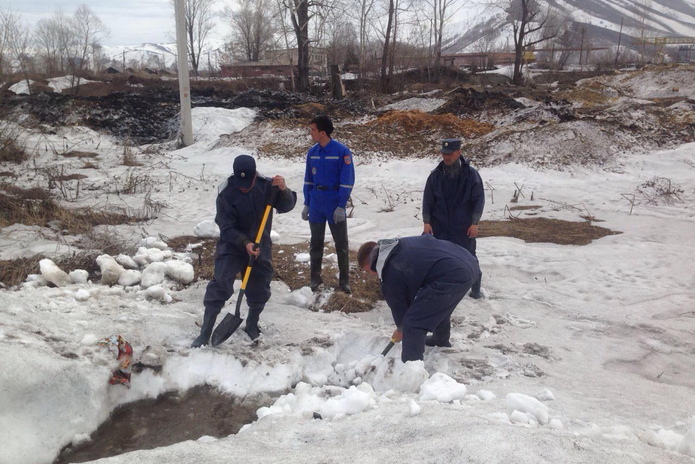 Следят за водой