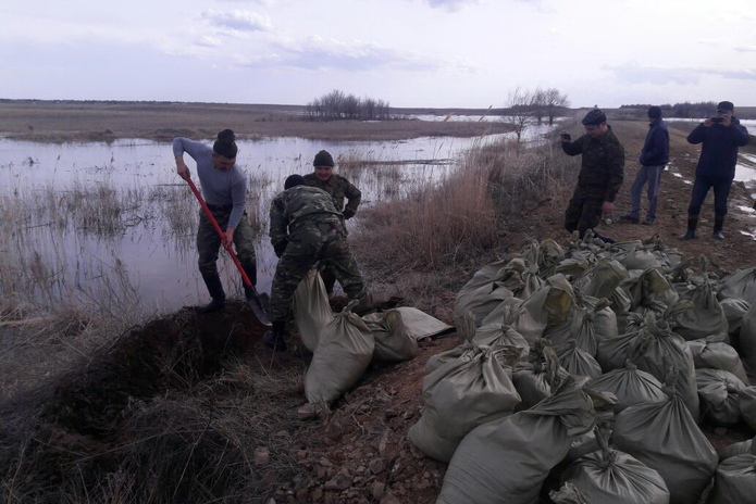 Следят за водой