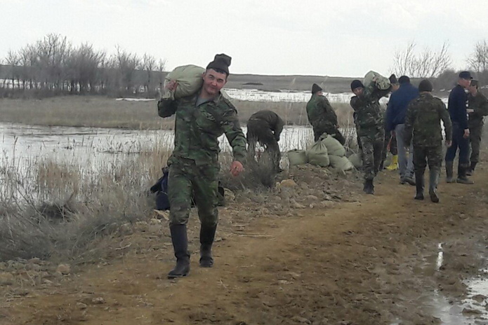 Следят за водой