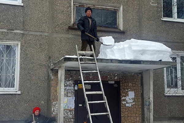 Убирают во дворах