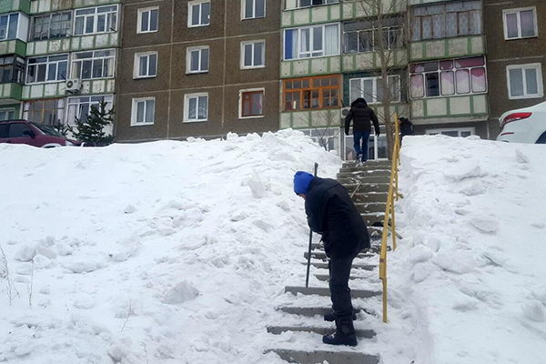 Убирают во дворах