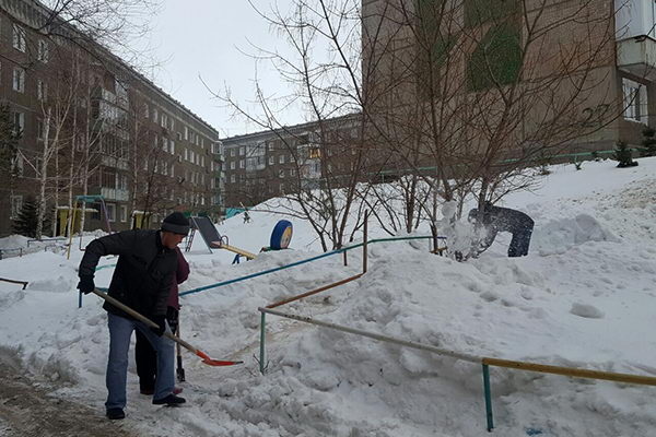 Убирают во дворах
