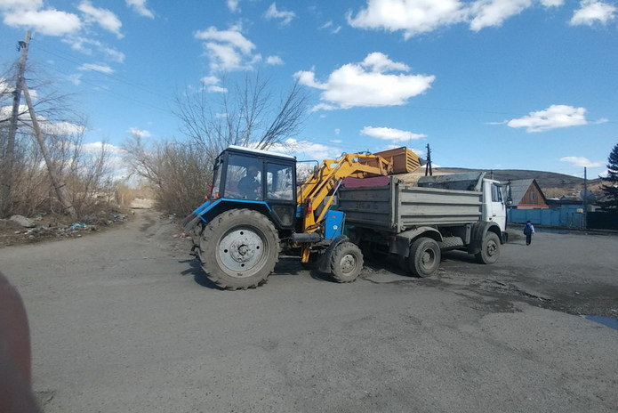 Разгребают завалы