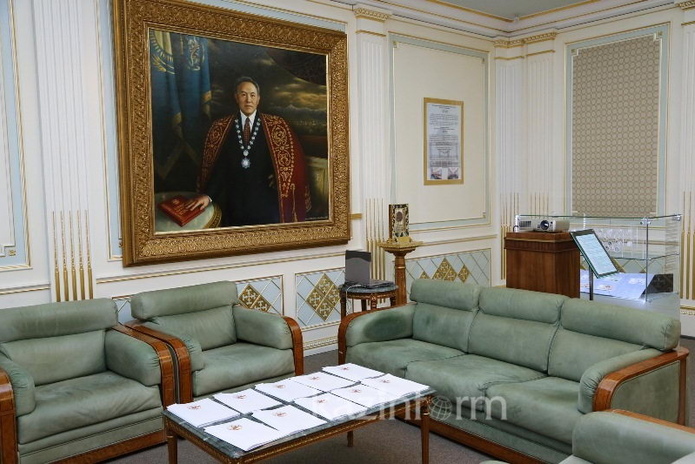 Где работает президент