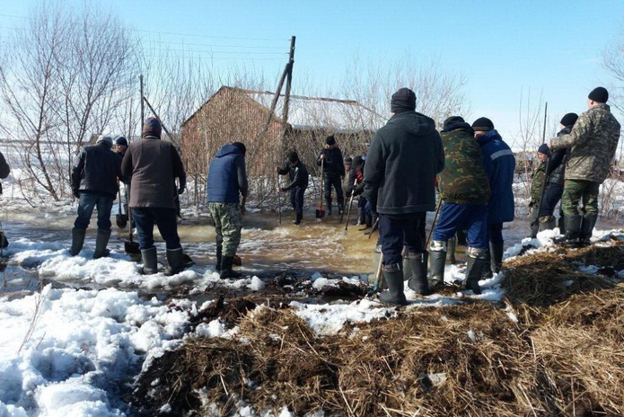 Следят за водой
