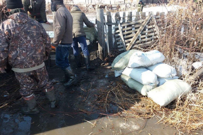 Следят за водой