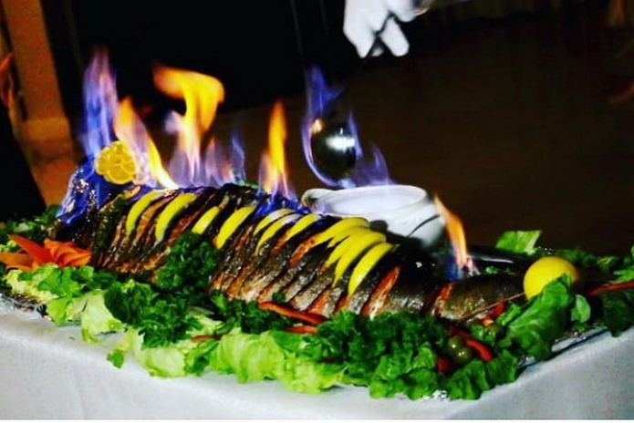 Новогодний серпантин в ресторане 