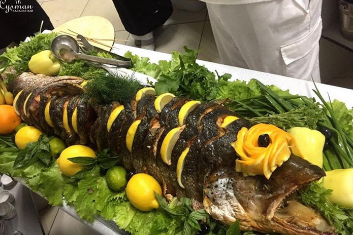 Новогодний серпантин в ресторане 