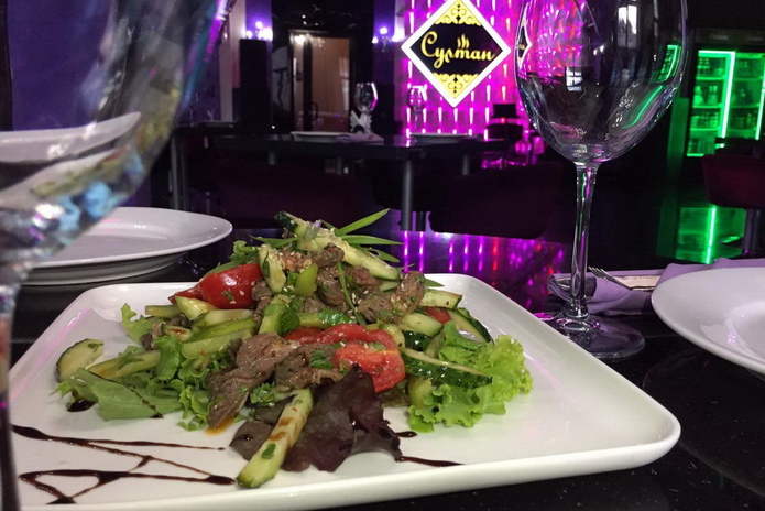 Новогодний серпантин в ресторане 