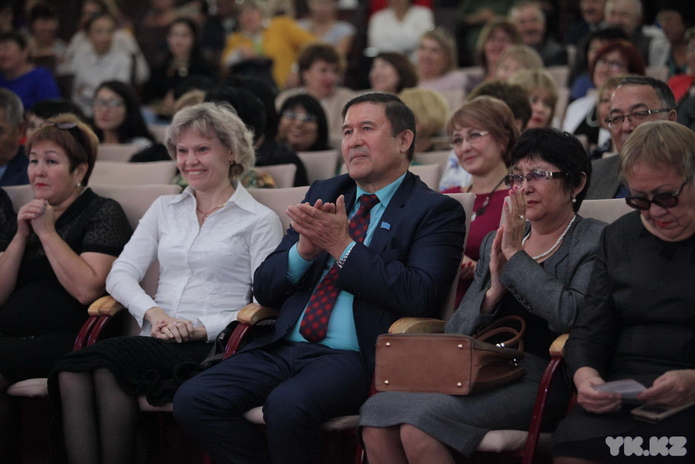 Учителя празднуют