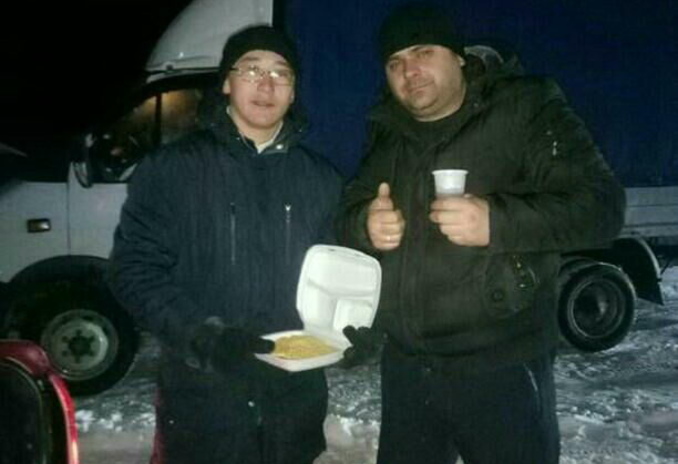 Нужно помогать