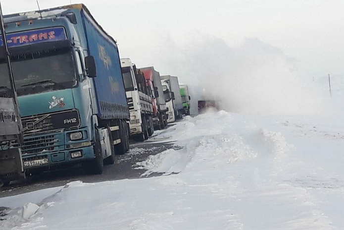 Сугробы на трассе