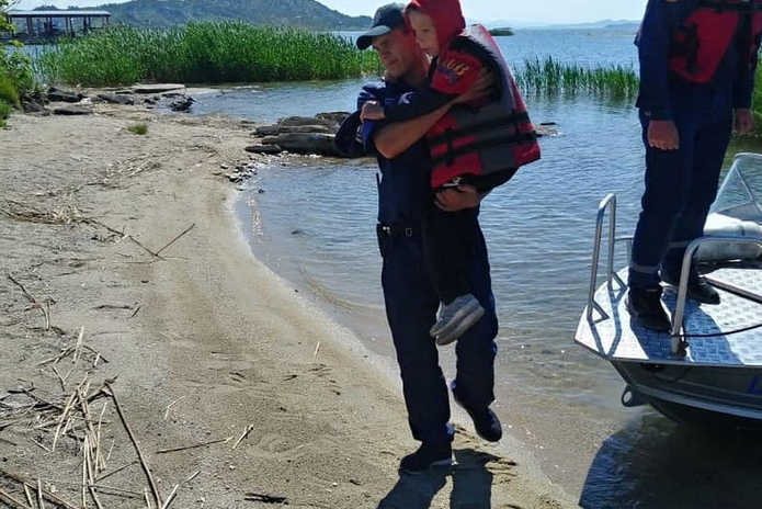 Предоставили лодку