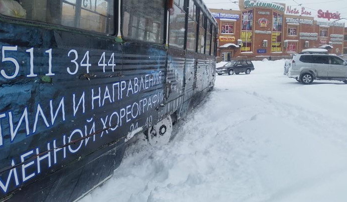 На рельсах снег