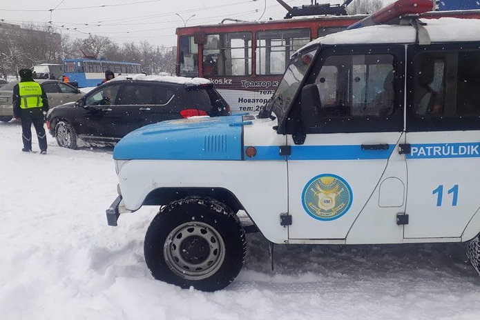 На рельсах снег