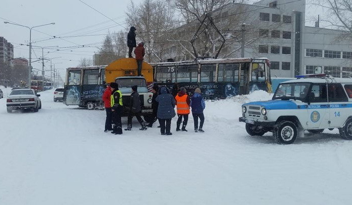 На рельсах снег