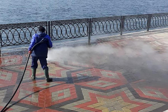Город моют