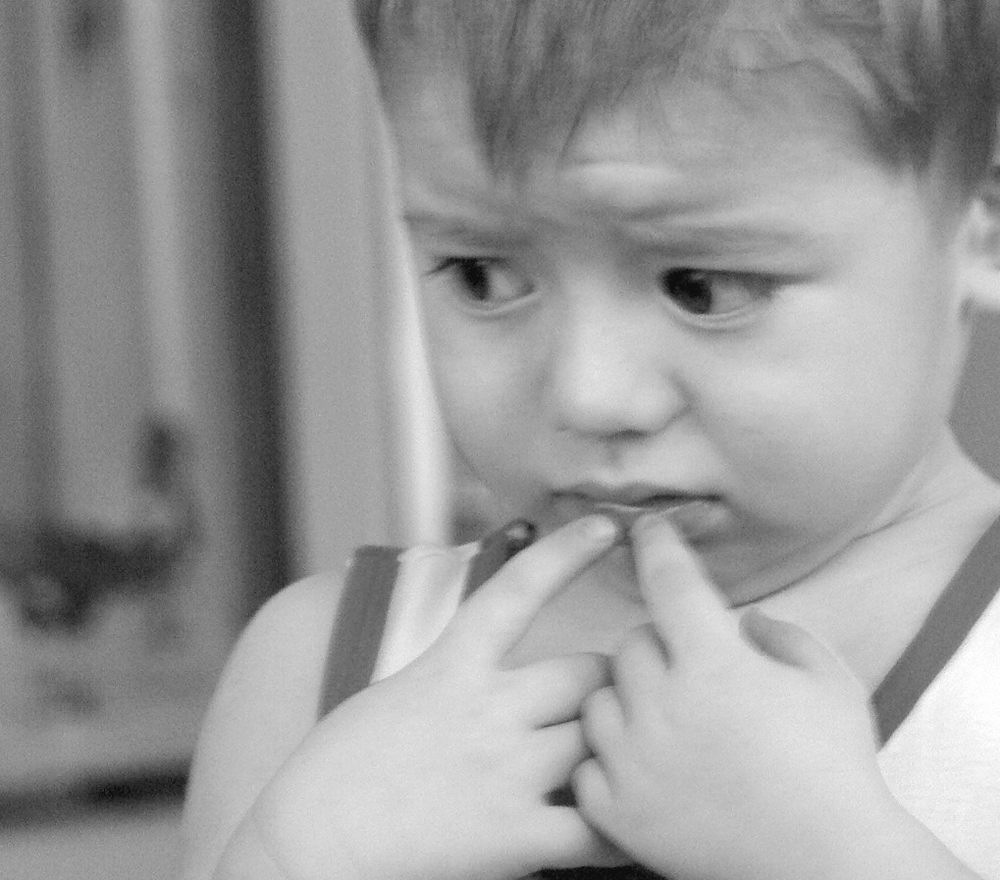 Обижать кругом. Обиженные дети сироты. Обиженный. Обиженный мальчик Shutterstock.