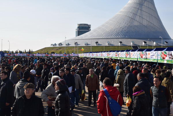 Парковка возле Хан Шатыра фото Нурсултан