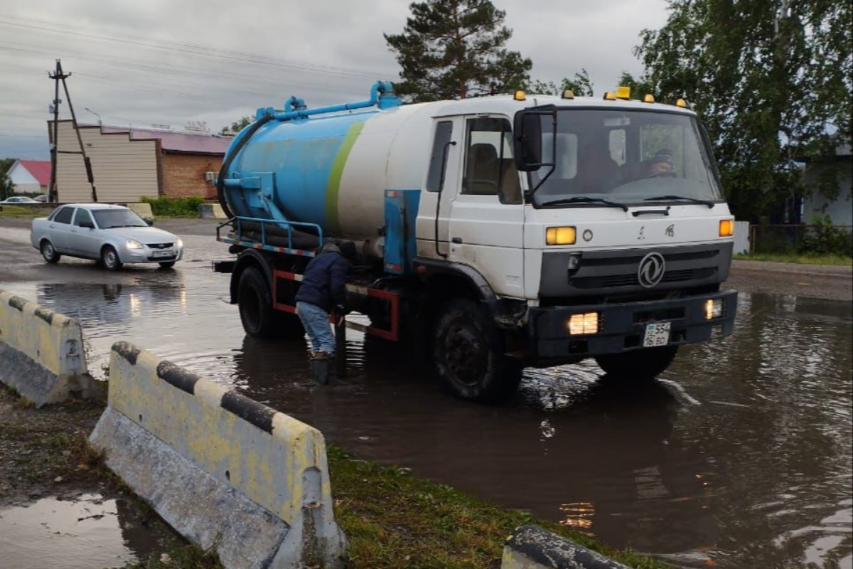 Усть-Каменогорск – В Усть-Каменогорске откачивают воду после проливных  дождей