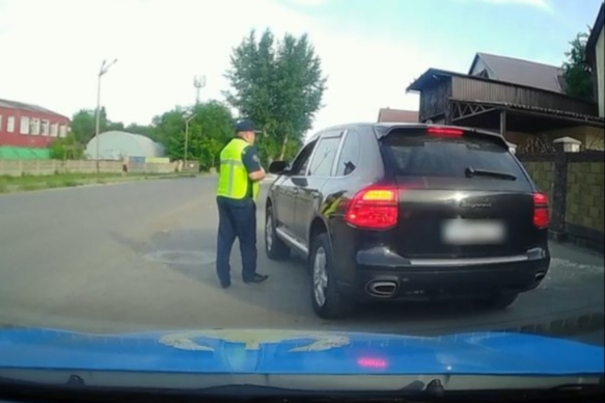 Усть-Каменогорск – Водитель Porsche Cayenne остановлен полицейскими  Усть-Каменогорска в наркотическом опьянении