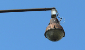 Лампочки в фонарях Усть-Каменогорска меняют в ручном режиме
