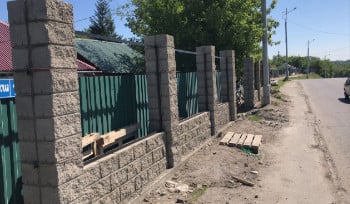 Зелёными заборами скрывают частный сектор в Усть-Каменогорске