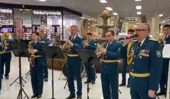 Военный оркестр сыграл в торговом центре в Усть-Каменогорске